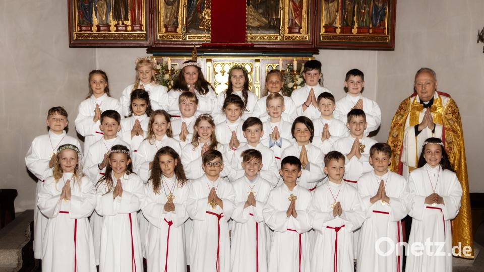 Die Kinder der Klassen 3b und 3c feierten am Sonntag, 5. Mai, die Heilige Erstkommunion. Bild: Foto Hummer/exb