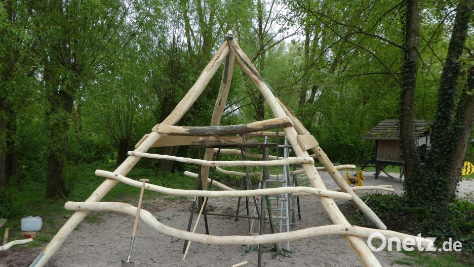 Die neue Kletterpyramide am Piratenspielplatz wurde von Künstler Eckart Brandau geschaffen: Er hat 1996 anlässlich der Landesgartenschau den Piratenspielplatz in Amberg gestaltet. Bild: Bernhard Frank, Stadt Amberg/exb