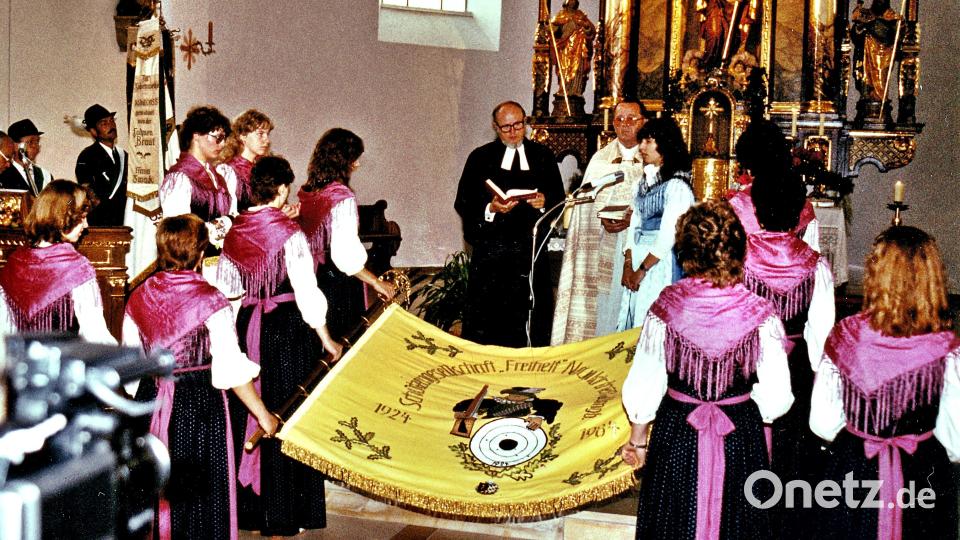 Festliche Fahnenweihe aus dem Jahr 1984. Archivbild: R. Kreuzer