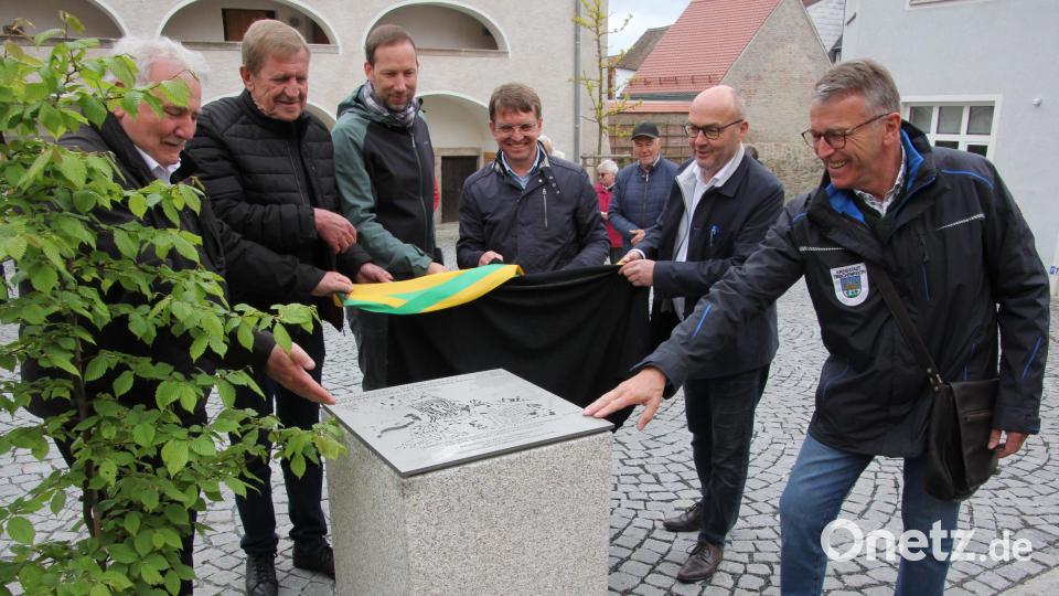 Bei der Enthüllung des Stadtbausteins bei den Arkaden, von links, Peter Gold, Norbert Schuller, Harald Eckstein, Andreas Ockl, Hubert Schmid und Franz Stahl. Bild: kro