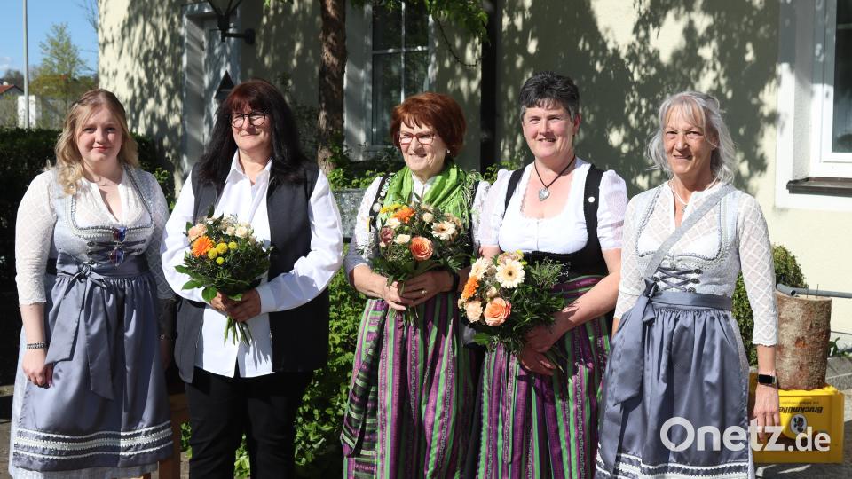 Blumen verteilen Tamara Reichert (links) und Brigitte Graf (rechts, beide Wolfsbach) an Theuerns Schützenmeisterin Brigitte Wittmann (Zweite von rechts) sowie ihre Vorgängerinnen Monika Lobenhofer (Zweite von links) und Barbara Schrott (Mitte). Bild: mrr