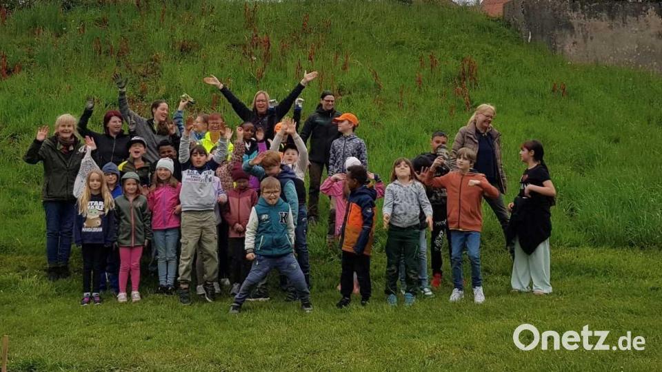 Nach dem Anpflanzen und Säen freuten sich Kinder und Erwachsene über die Leistung. Bild: gz