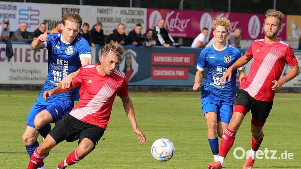 Mit 3:1 gewann der SV Etzenricht (blaue Trikots) das Hinrundenspiel gegen die SpVgg Vohenstrauß. Im Kampf um eine Spitzenposition benötigt die Mannschaft von SV-Spielertrainer Andreas Wendl beim Lokalrivalen SpVgg Vohenstrauß einen Sieg. Bild: war