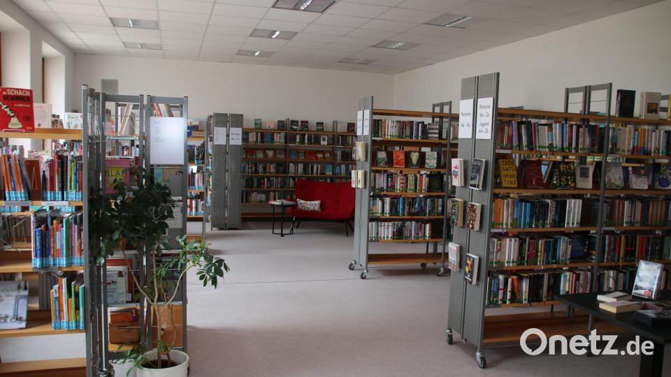 Vorbei sind die Zeiten, in denen es in der Bücherei eng zu ging. Den Raum des ehemaligen Lehrerzimmers nutzt das Bücherei-Team nun für die Erwachsenen-Bücher. Bild: sne