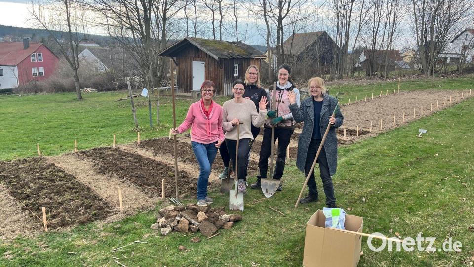 Die Übungsleiterin Diane Feld mit den AckerBuddys Susanne Lang, EGS-Leiterin Eva-Maria Procher, Nicole Kleber und Doris Wild (v.r.). Bild: gz