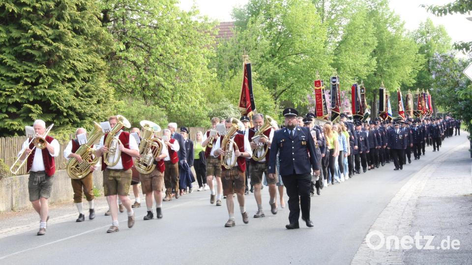 Die 16 Feuerwehren aus dem KBM-Bereich 3/2 ziehen zu den Klängen der Grenzlandkapelle Weiding vom ehemaligen Gaisthaler Bahnhof zum Festgottesdienst. Bild: frd