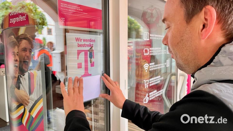 Die Beschäftigten der Telekom demonstrieren in Weiden. Bild: Gabi Schönberger