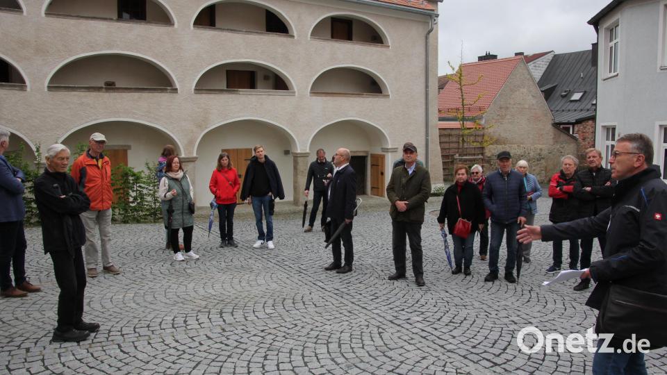 Bürgermeister Franz Stahl (rechts) erklärt den Teilnemehren, was bei den Historischen Arkaden gemacht wurde. Bild: kro