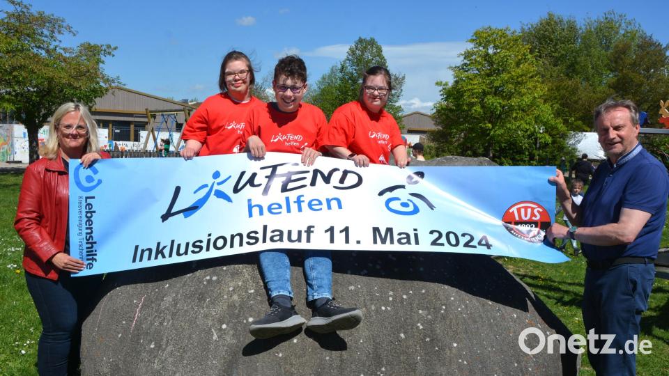 Die beiden Organisatoren des 12. Inklusionslaufes der Lebenshilfe, Julia Schmeller und Berthold Kellner, sowie die Lebenshilfe-Kinder hoffen auf viele Teilnehmer. Bild: jr