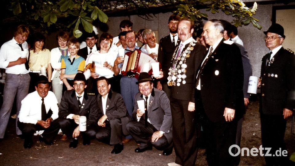 Ein gesellschaftliches Ereignis war das Patenbitten am 6.2.1984 mit (vorne, knieend) Ehrenschützenmeister Andreas Neubert, 1. Schützenmeister Albert Riedl, Arnold Helgert (Tellschützen) und Heinz Jagusch. Archivbild: R. Kreuzer