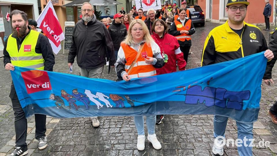 Die Beschäftigten der Telekom demonstrieren in Weiden. Bild: Gabi Schönberger