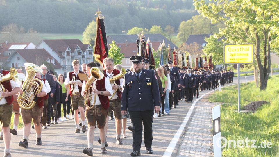 Im Kirchenzug marschieren die 16 Feuerwehr aus dem KBM-Bereich 3/2 zu den Klängen der Grenzlandkapelle Weiding vom ehemaligen Gaisthaler Bahnhof zum Festgottesdienst und im Anschluss daran wieder zurück. Bild: frd