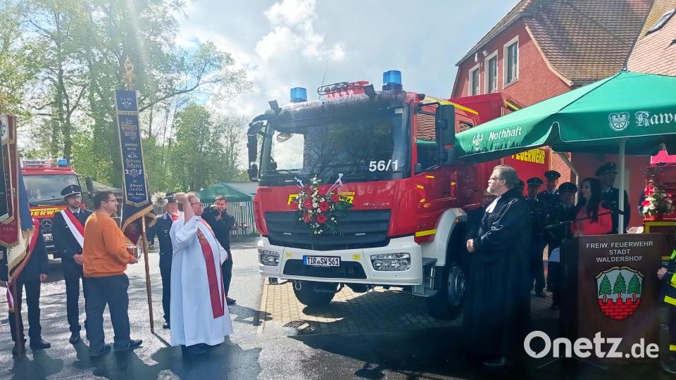 Den Segen für das neue Einsatzfahrzeug und den Anhänger erbaten Pfarrer Sven Grillmeier (links), der auch Mitglied in der Waldershofer Wehr ist, und Pfarrer Kai Steiner. Bild: fpoz