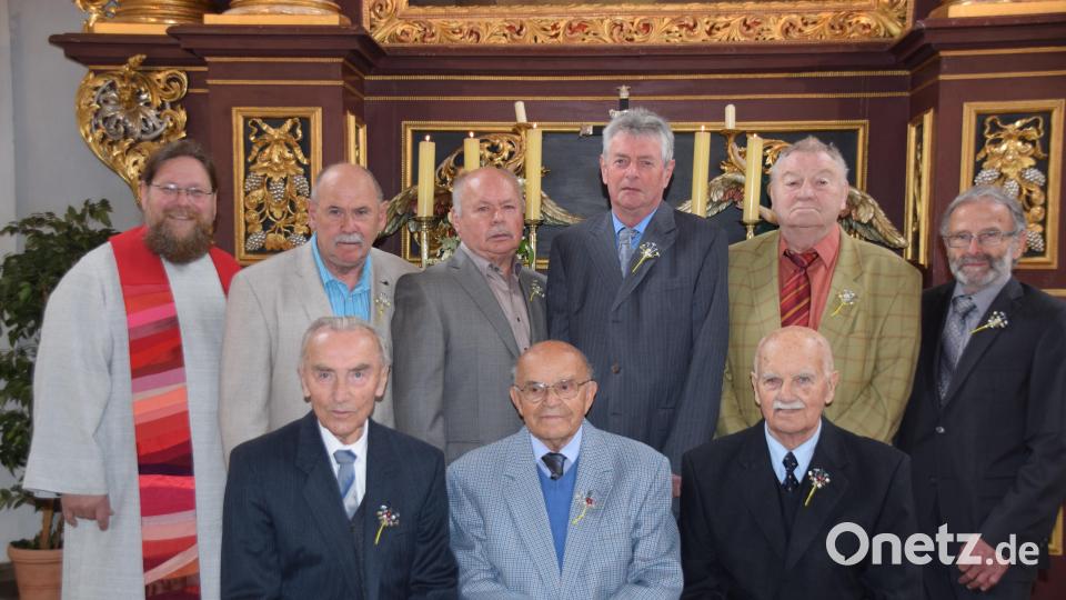 Vor 60 Jahren wurden (stehend, von links) Diakon Bernd Deyerl, Michael Peschel, Helmut Lederer, Walter Brunner, Günther Strobel und Gerhard Pirner von Pfarrer Karl Müller konfirmiert. Die Gnaden-Konfirmanden (sitzend, von links) Hermann Bruhn, Erwin Blendinger und Georg Ziegler konfirmierte 1949 Christoph Bammes. Bild: hdk