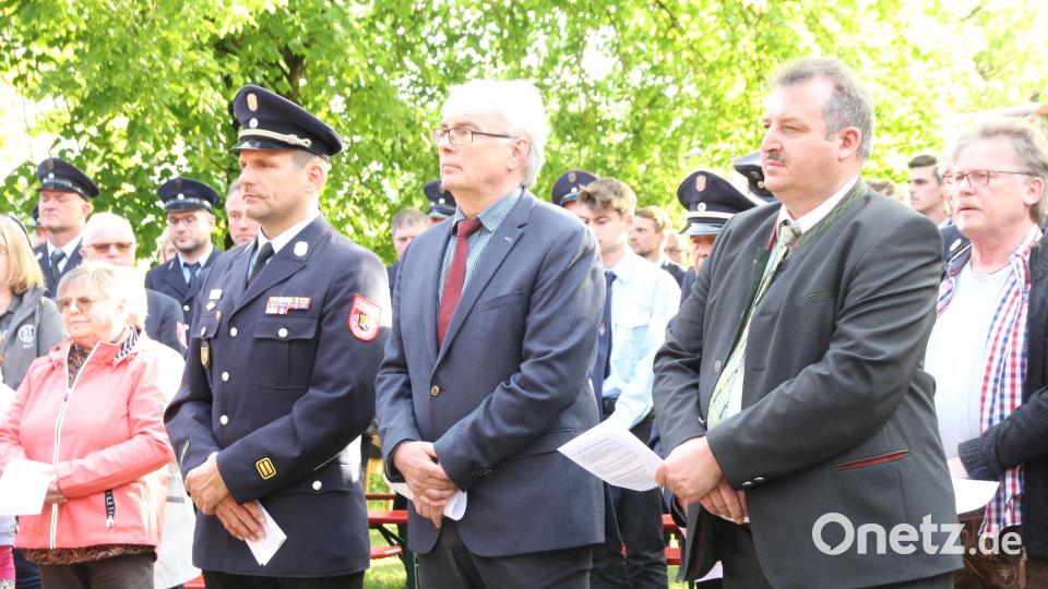 Unter den Ehrengästen sind (von links) Kreisbrandmeister Andreas Brandstätter, zweiter Bürgermeister Andreas Hopfner und Bürgermeister Reinhard Kreuzer. Bild: frd