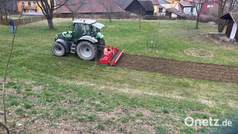 Zweiter Bürgermeister Thomas Kleber sorgt mit seinem Traktor für reichlich Ackerflächen. Bild: gz