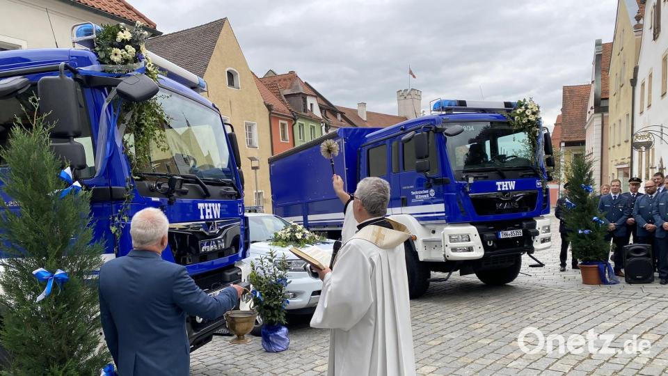 Assistiert vom THW-Ortbeauftragten spendete Pfarrer Hannes Lorenz den Segen für &quot;Maschine&quot; und &quot;Mensch&quot;, sprich die sie bedienenden Hilfskräfte. Bild: aub