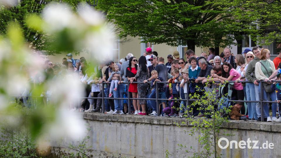 Zum Entenrennen war die Amberger Altstadt am Sonntag proppevoll. Bild: Wolfgang Steinbacher