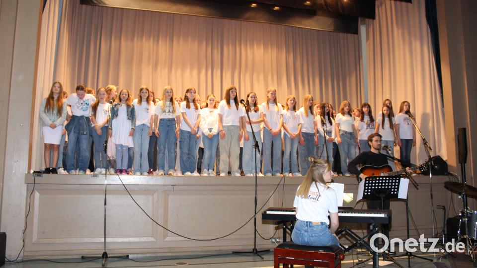 Schüler und Lehrer setzten als „6k United“ einen krönenden Schlusspunkt des Talentabends. Bild: Realschule Kemnath/exb