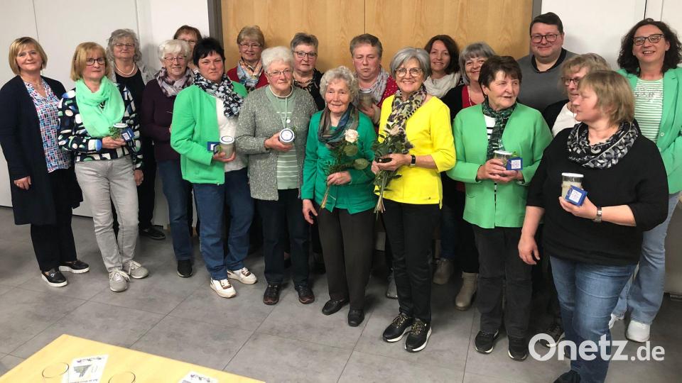Seit 50 Jahren beim Frauenbund Moosbach sind Monika Rappl und Regina Hagn (Dritte und Vierte von rechts vorne mit Rosen). Auch die Mitglieder für 30 Jahre Treue werden geehrt. Bild: gi