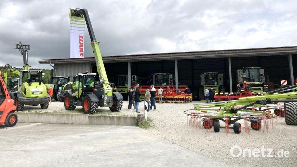 Auf dem Gelände der Firma Claas waren Landmaschinen aufgefahren. Bild: esb