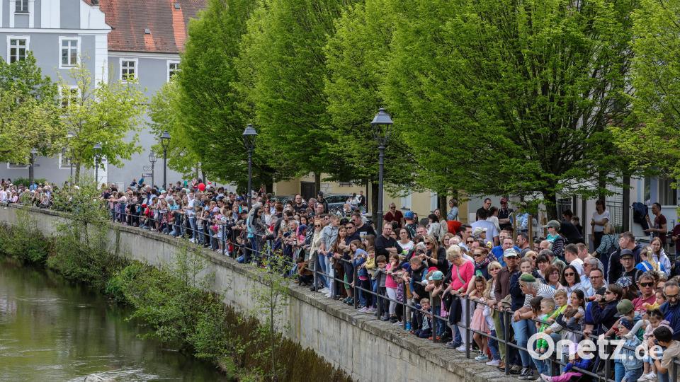 Zum Entenrennen war die Amberger Altstadt am Sonntag proppevoll. Bild: Wolfgang Steinbacher