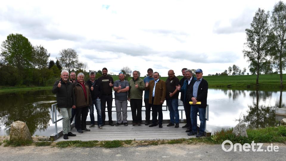 Daumen hoch für eine Idee, die nicht nur in der Region beste Resonanz und viel Interesse weckt. Der barrierefreie Angelsteg des Angelvereins Schönkirch ist einer von sehr wenigen in Bayern. Bild: ubb