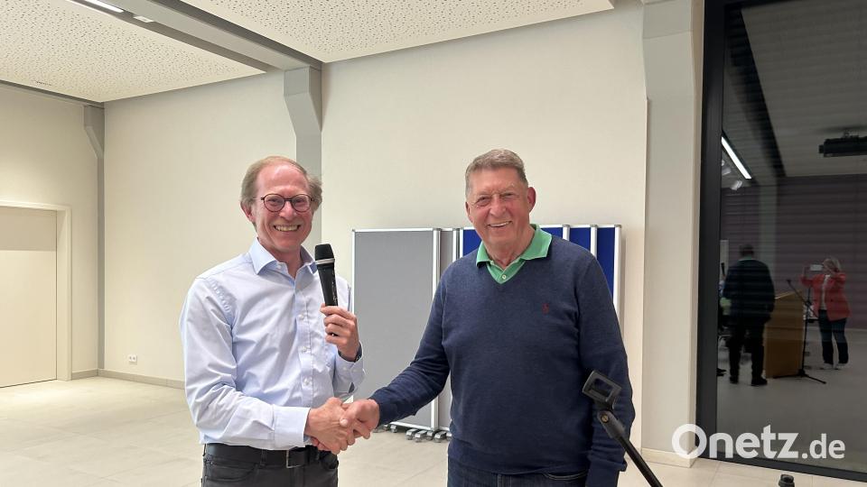 Vorsitzender Oskar Kastner gratulierte Josef Hösl (von links) zur Ernennung zum Ehrenvorsitzenden der Forstbetriebsgemeinschaft. Bild: FBG Kemnath/exb