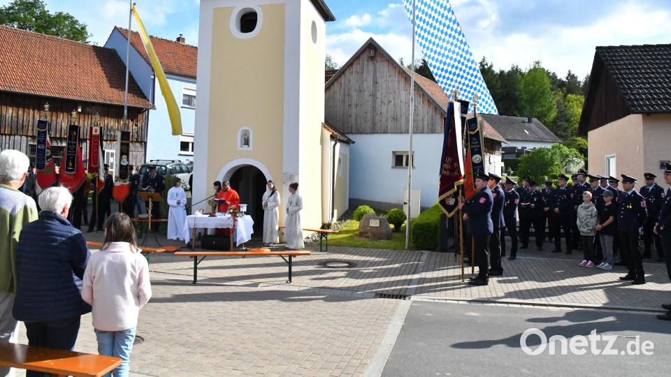 Die Feuerwehren der Gemeinde Freudenberg feiern am Namenstag ihres Schutzheiligen des Hl. Florian an der Dorfkapelle in Bühl mit Pfarrer Moses Gudapati einen Festgottesdienst Bild: sche