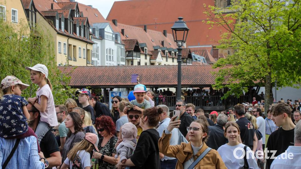 Zum Entenrennen war die Amberger Altstadt am Sonntag proppevoll. Bild: Wolfgang Steinbacher