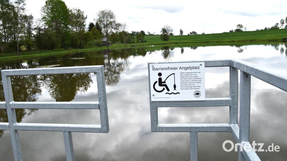 Eine Informationstafel am Steg weist darauf hin, dass diesen Steg auch Menschen mit Einschränkungen gefahrlos betreten und benutzen können. Bild: ubb