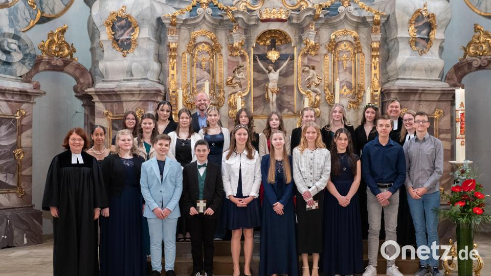 Die Konfirmanden in St. Michael wurden von den Pfarrerinnen Barbara Berckmüller, Christiane Weber und Stefanie Endruweit gesegnet, hier die erste Gruppe. Bild: Frank Hennig/exb