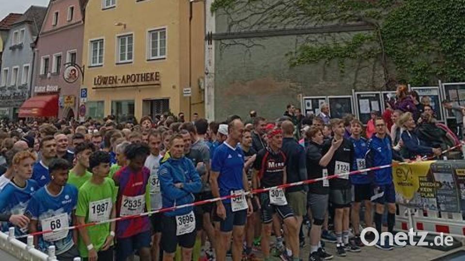 Die Läufer des Nofi-Laufs versammeln sich am Start. Bild: Kathrin Halbhuber