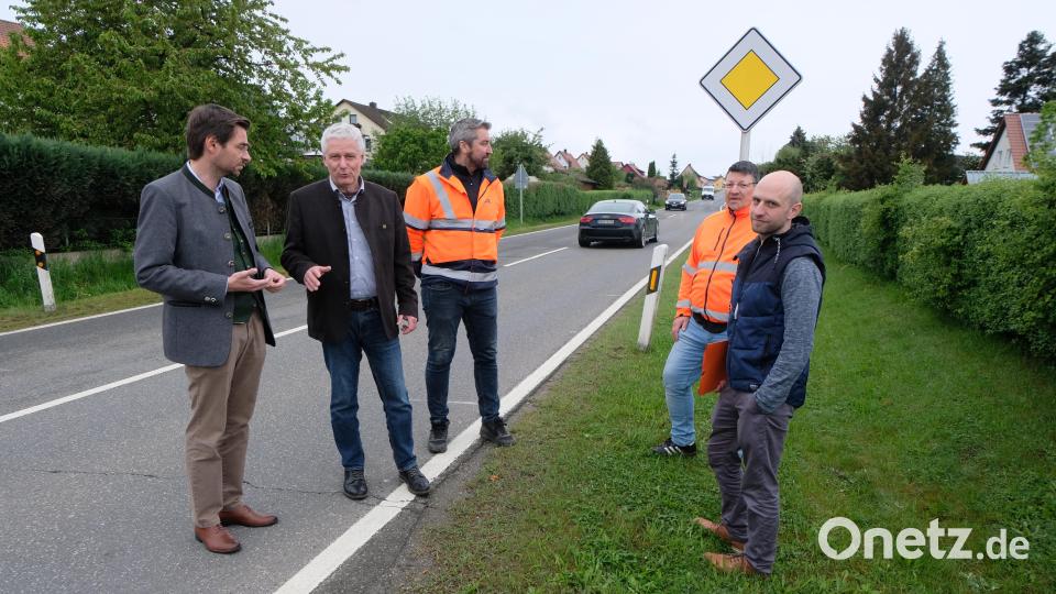 Am 15. Mai beginnen die Baufahrzeuge den Ausbau der Staatsstraße 2181 von Floß nach Plößberg im Ortsteil Ziegelhütte. Diese Mitteilung überbrachte Abteilungsleiter Felix Steghöfer (rechts) vom Staatlichen Bauamt Amberg-Sulzbach bei einer Ortsbesichtigung am Dienstag. Bild: le