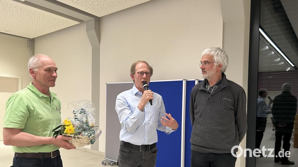 Geschäftsführer Walter Ehlich und Vorsitzender Oskar Kastner dankten Dr. Gregor Aas (von links) für seinen Vortrag zum Thema Waldumbau. Bild: FBG Kemnath/exb