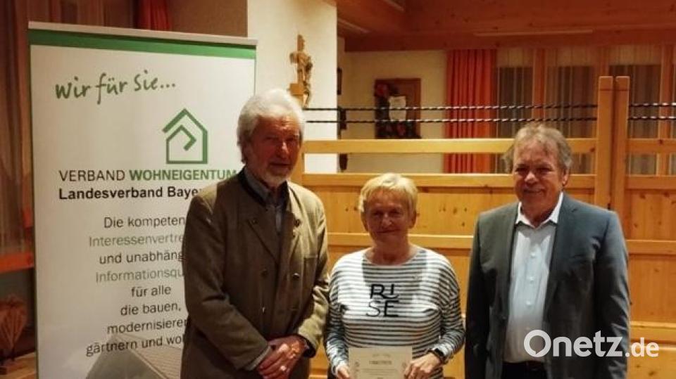 Arthur Weber vergibt das goldene Ehrenzeichen an Christine Sauer. Bild: Kappl/exb