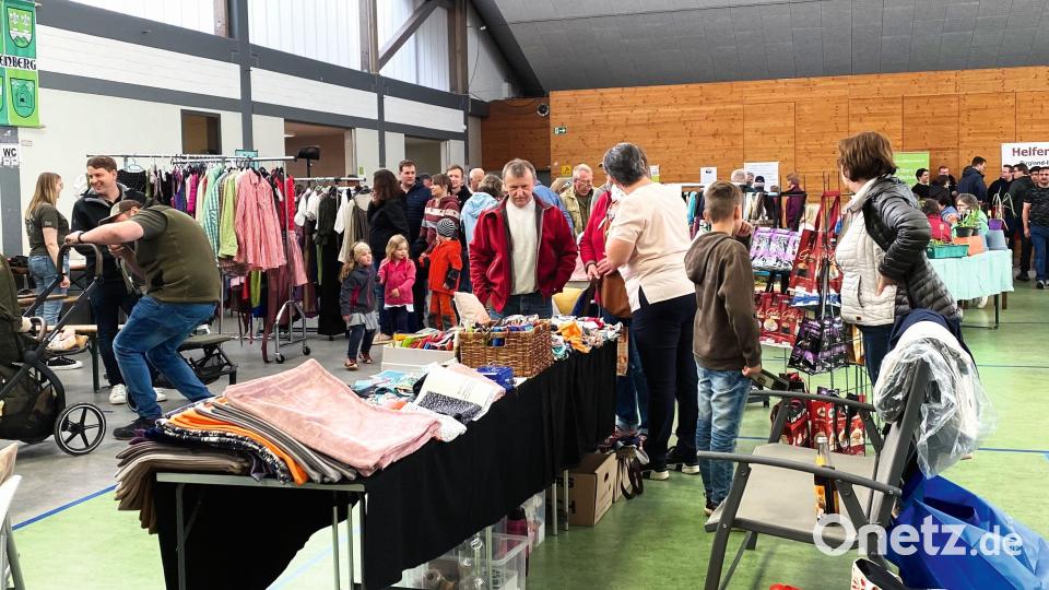 Einen Trachtenflohmarkt gab es in der Birglandhalle ebenfalls. Bild: esb