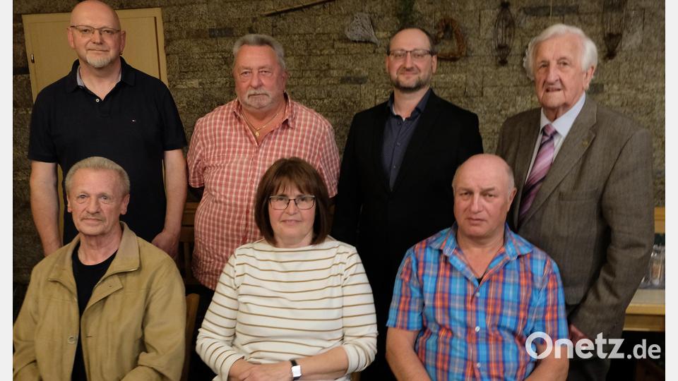 Nach den Ergänzungswahlen setzen sich Vorstand und Aufsichtsrat zusammen aus:
Sitzend von links: Vorstandsmitglied Walter Wirth, Vorstandsvorsitzende Marika Mauerer und Vorstandsmitglied Siegfried Schell. Stehend von links: Aufsichtsrat Jochen Zuber, Aufsichtsrat Peter Girke, Aufsichtsratsvorsitzender Thomas Stetter und Berater Fred Lehner. Bild: Bauverein/exb