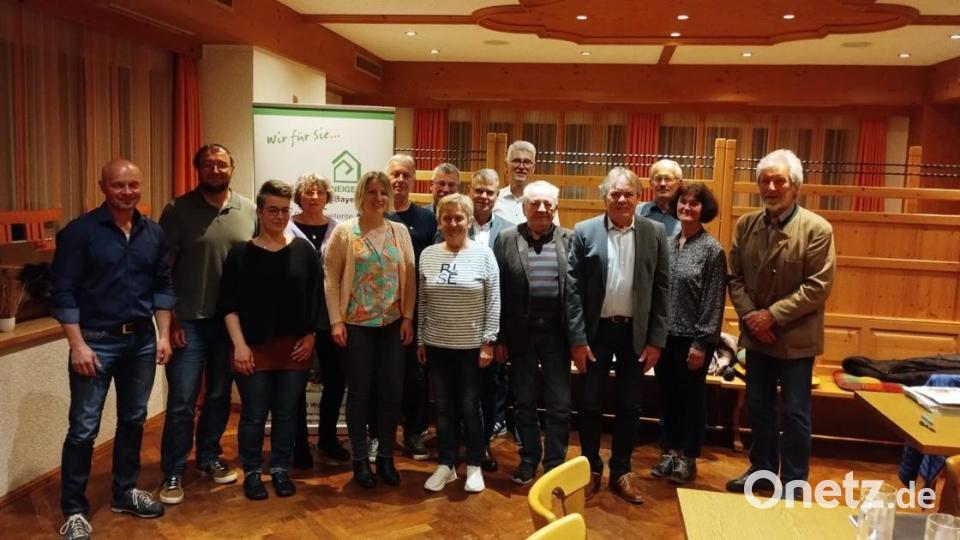 Der Vorstand und die Geehrten der Neuhauser Siedler: Markus Herrmann, Stefan Meixner, Theresa Mois, Marion Henrichen, Michaela Kropf, Markus Kaiser, Gerhard Hottner, Christine Sauer, Karl-Heinz Budnik, Markus Weidner, Erwin Reichel, Werner Sauer, Robert Weigl, Brigitte Kreinhöfner, Arthur Weber (von links). Bild: Kappl/exb