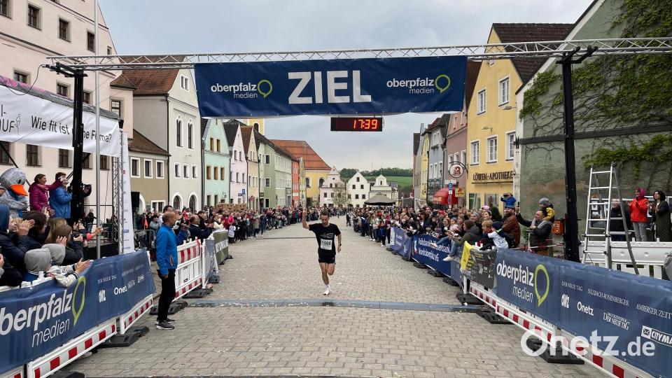 Maximilian Zeus läuft als erster ins Ziel beim Nofi-Lauf 2024. Bild: Alexander Unger
