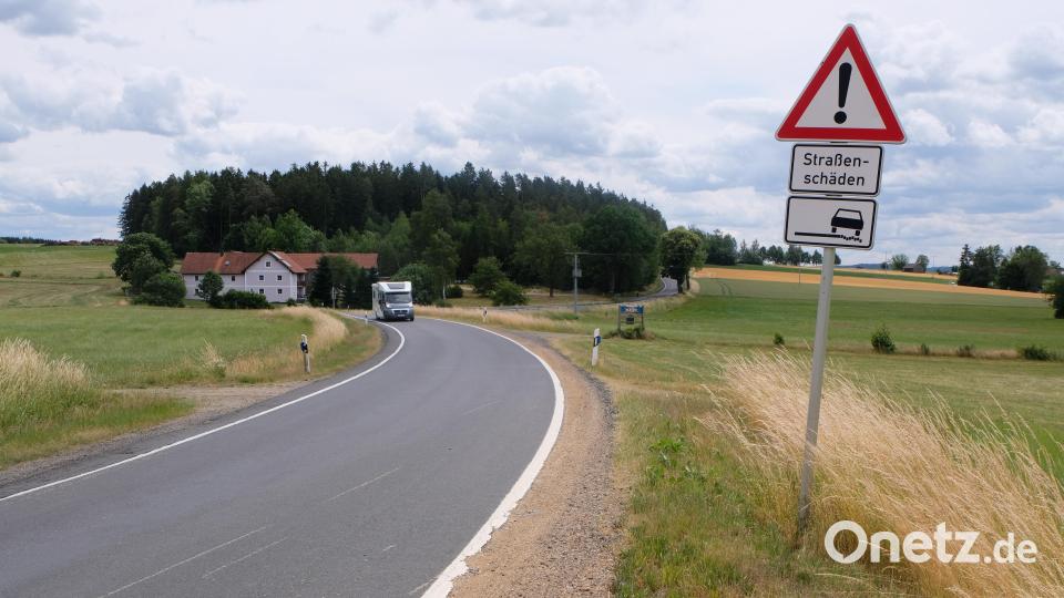 Zu eng, zu kurvig, zu unfallträchtig ist derzeit die Staatsstraße 2181 von Floß nach Plößberg. Am 15. Mai beginnt der Ausbau. Bild: le