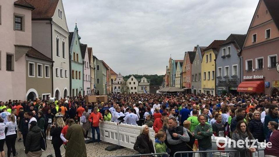 Der Neustädter Marktplatz ist voll. Bild: Hohlheimer