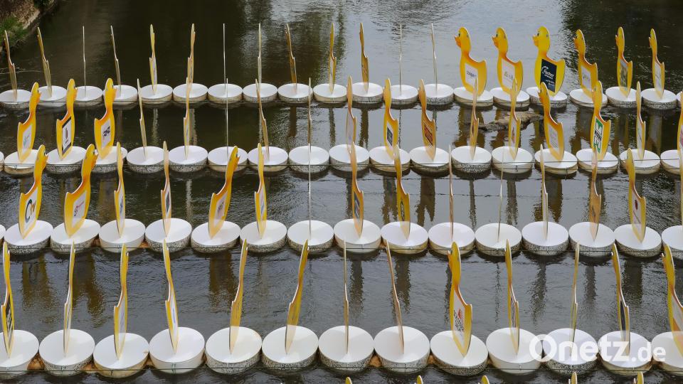 Die großen Sponsoren-Enten starteten schon um 15 Uhr, damit sie die Vils für die kleinen Enten nicht verstopfen. Bild: Wolfgang Steinbacher