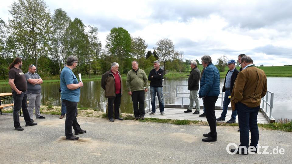 Vorsitzender Tobias Gühl (vorne links) informierte bei der Einweihung über Hintergründe und Bauphase der barrierefreien Angelstege. Bild: ubb