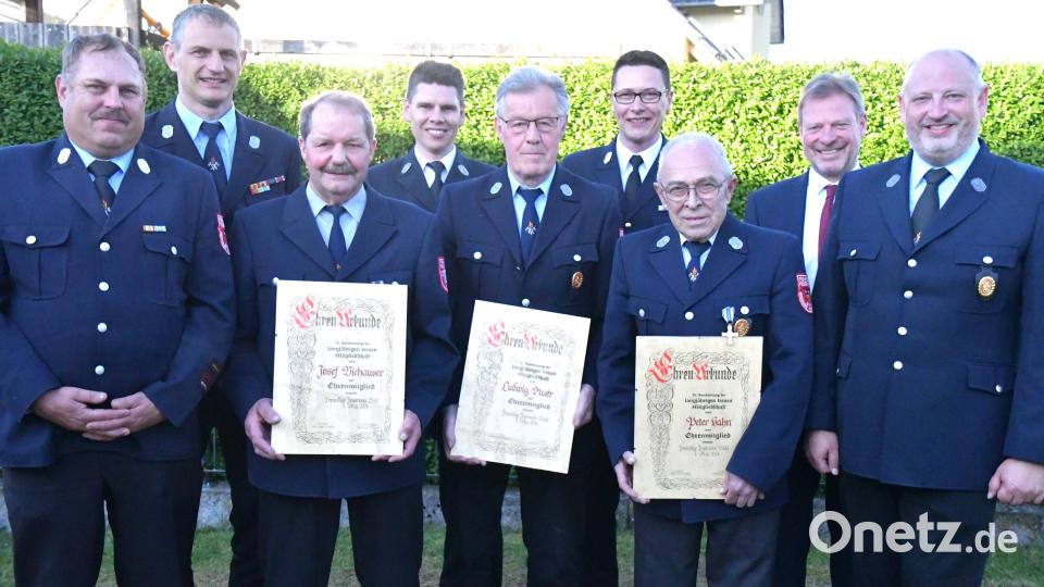 Josef Viehauser, Ludwig Auer, Peter Hahn (von links mit Urkunde) von der Feuerwehr Bühl wurden zu Ehrenmitgliedern ernannt. Ihnen gratulieren (von links) Kommandant Richard Donhauser., federführender Kommandant Peter Meßmann, Kreisbrandmeister Dominik Ernst, Kreisbrandinspektor Armin Daubenmerkl, Bürgermeister Alwin Märkl und Vorsitzender Josef Hartmann Bild: sche