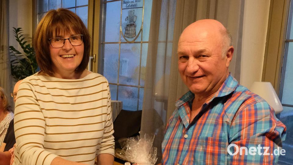 Lob und Dank gab es durch Vorstandsvorsitzende Marika Mauerer (links) an Siegfried Schell (rechts), der 30 Jahre Mitverantwortung trägt. Bild: Lehner/exb