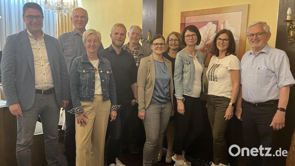 Der neu gewählte Vorstand des Neustädter Lehrerverbands: Armin Aichinger, Herbert Kraus, stellvertretende Bezirksvorsitzende Michaela Bergmann, Sebastian Bäumler, Herrmann Riedl, Jennifer Schmid, Heike Merther, Vorsitzende Barbara Schwemmer, Christina Paul und Josef Söllner (von links). Bild: Armin Aichinger/exb