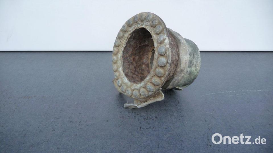 Im Waldboden fand Georg Pilhofer dieses Teil, möglicherweise von einer geborstenen Rohrleitung oder vom Fahrwerk der Unglücksmaschine stammend. Bild: wsl