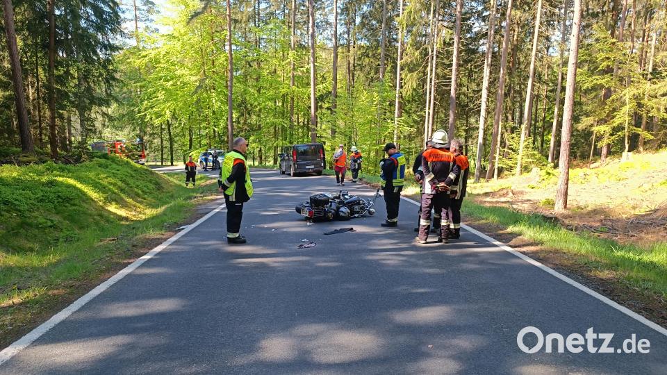 Ein schwerer Verkehrsunfall ereignete sich am Feiertag Christi Himmelfahrt gegen 10 Uhr auf der Staatsstraße zwischen Friedenfels und Poppenreuth. Bild: nic