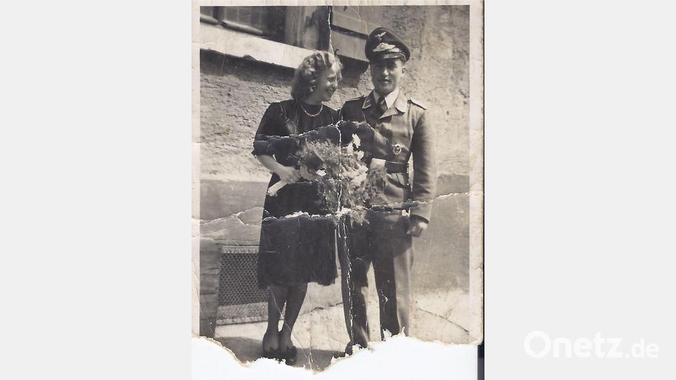 Dieser Fund, höchstwahrscheinlich aus dem persönlichen Besitz eines der drei Besatzungsmitglieder spiegelt, die menschliche Tragödie von Ziegelhütten vom 4. Januar 1944 wider. Das am unteren Rand beschädigte Foto zeigt ein glückliches Paar mit einem Blumenstrauß. Es hat die leidgeprüften Angehörige des Toten nie erreicht. Repro: wsl